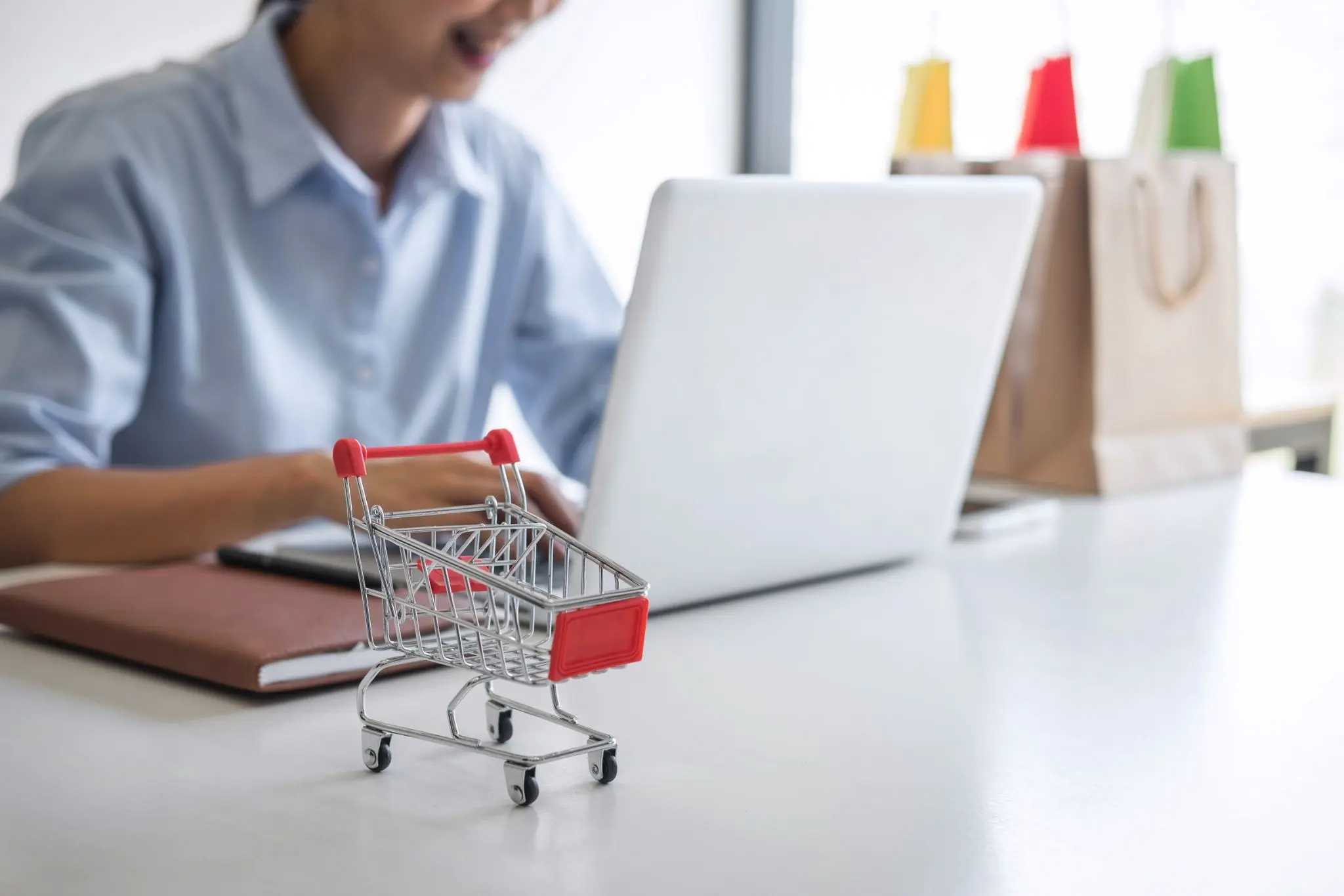 Persona comparando precios online para verificar si una oferta del Cyber es real