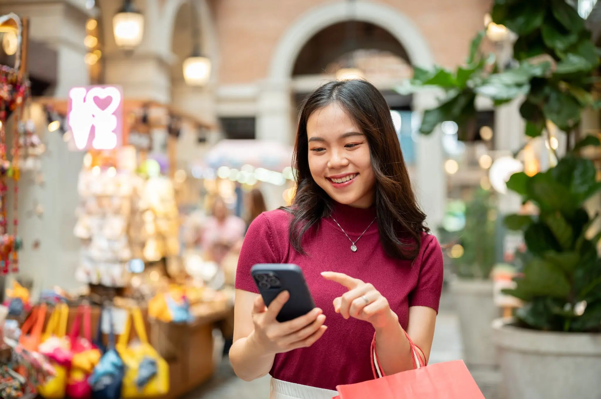 Consumidor revisando comprobantes tras una compra con oferta engañosa en el Cyber