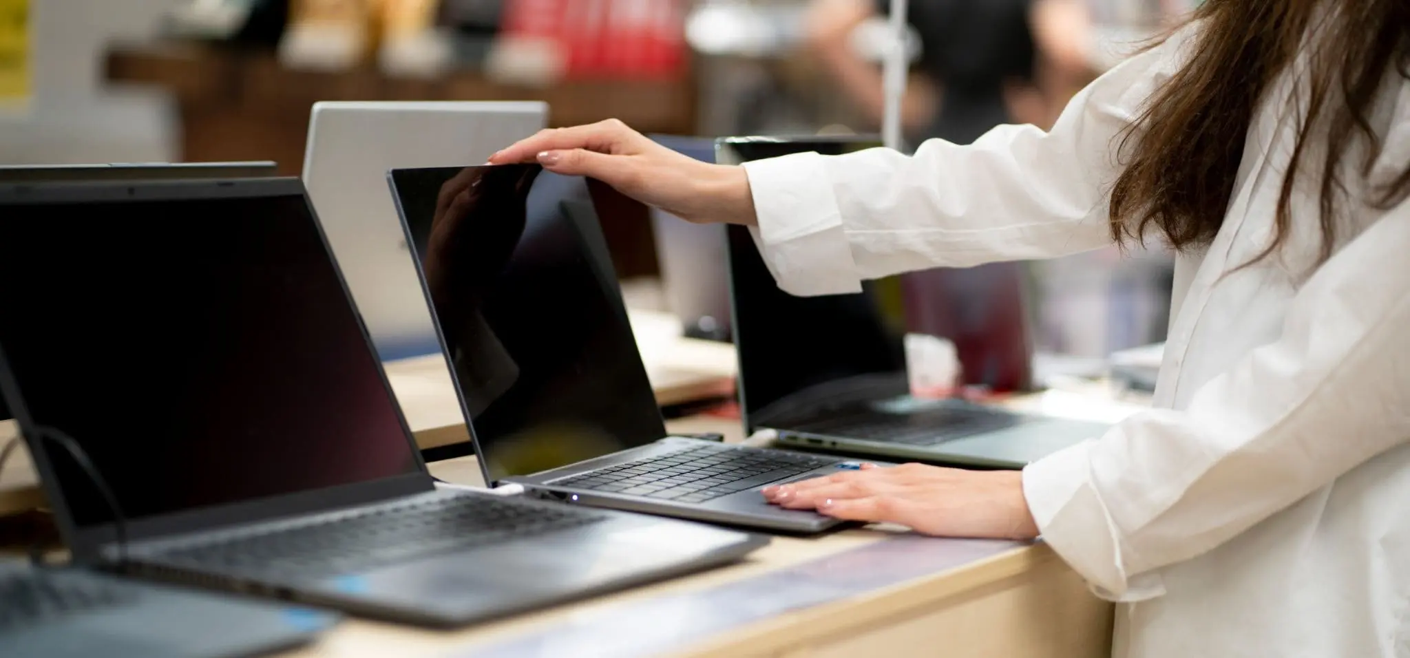 Notebook en oferta Cyber con especificaciones de RAM, SSD y batería