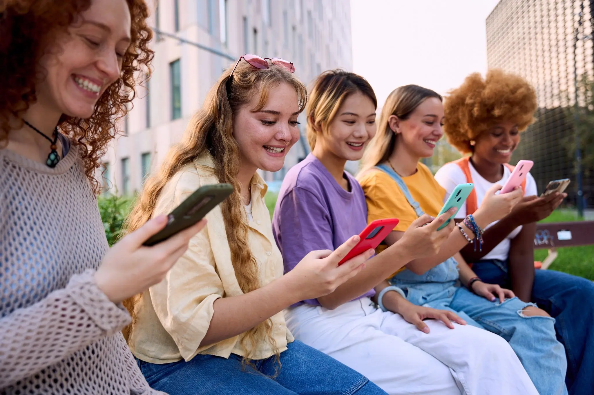 Persona comparando ofertas de tecnología en eventos Cyber desde su computador